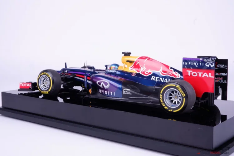 Model car Red Bull RB9 Vettel 2013, 1:18 Minichamps | Tibormodel.com