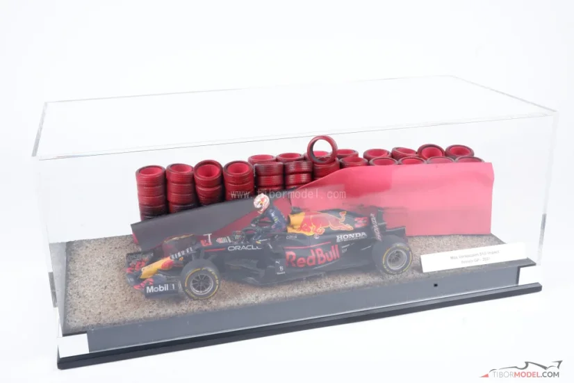 Diorama Red Bull RB16b - Max Verstappen nehoda 2021 Silverstone, 1:18