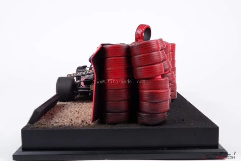 Diorama Red Bull RB16b - Max Verstappen nehoda 2021 Silverstone, 1:18