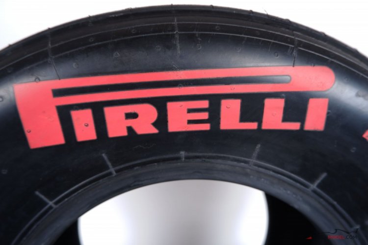 Pirelli PZero Szuper lágy jobb első gumiabrons (2016)