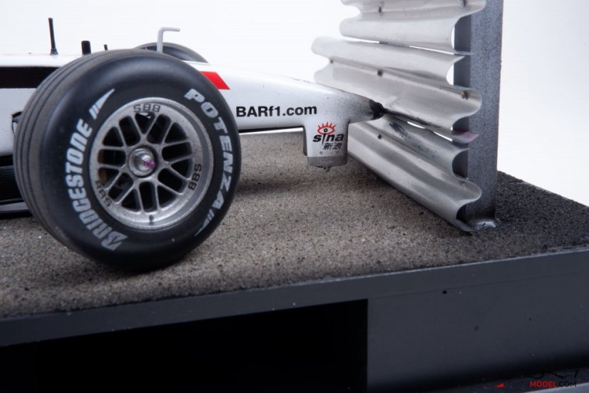 Diorama BAR Honda 005 - J. Button crash 2003, 1:18