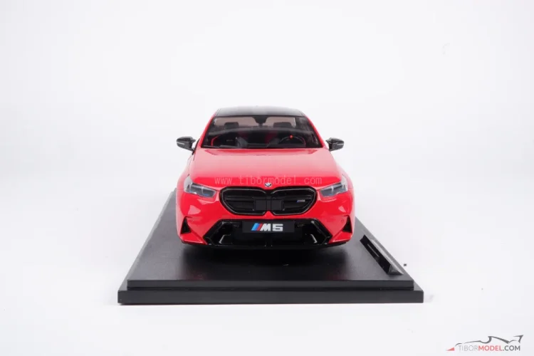 BMW M5 (2025) piros, 1:18 Solido