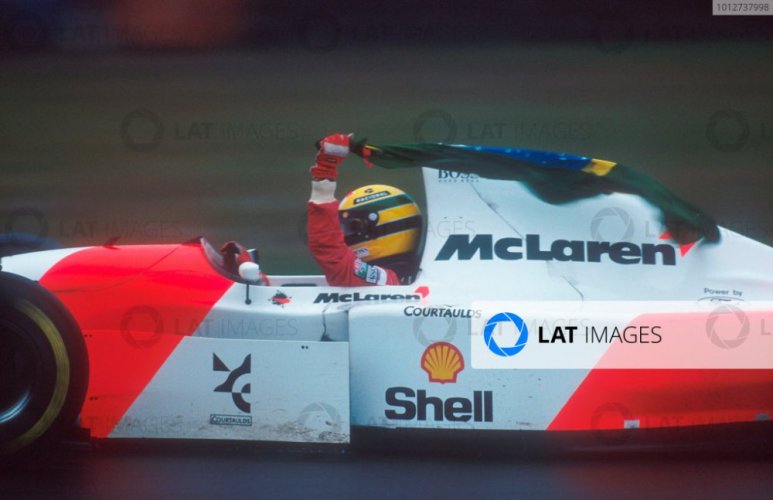 McLaren MP4/8 - Ayrton Senna (1993), Víťaz VC Európy, špinavá verzia, s vlajkou, 1:43 Minichamps