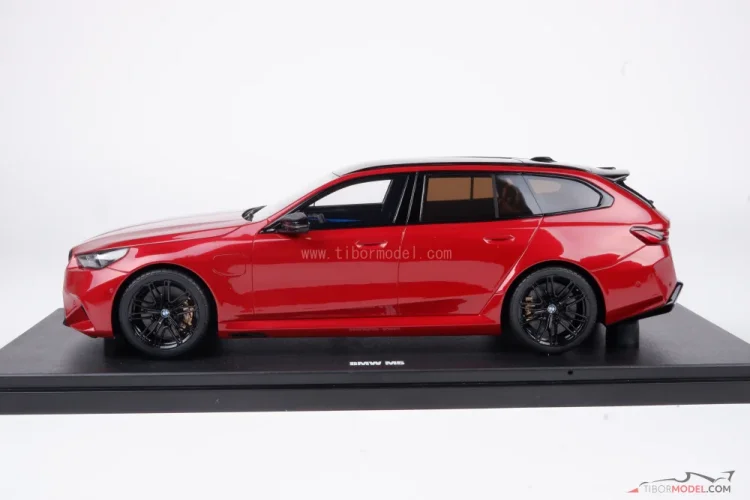 BMW M5 Touring (2025) piros, 1:18 GT Spirit