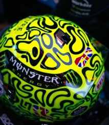 Lando Norris 2025 VC Veľkej Británie mini prilba, McLaren, 1:5 Spark
