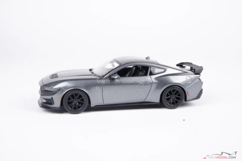 Ford Mustang Dark Horse (2024) sivý, 1:24 Maisto