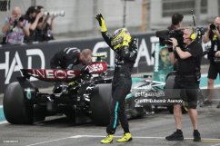 Mercedes W15 - Lewis Hamilton (2024), Posledné preteky za Mercedes, VC Abu Dhabi, s figúrkou pilota, 1:43 Minichamps