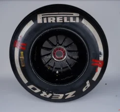 Williams FW37 jobb hátsó kerék (2015)