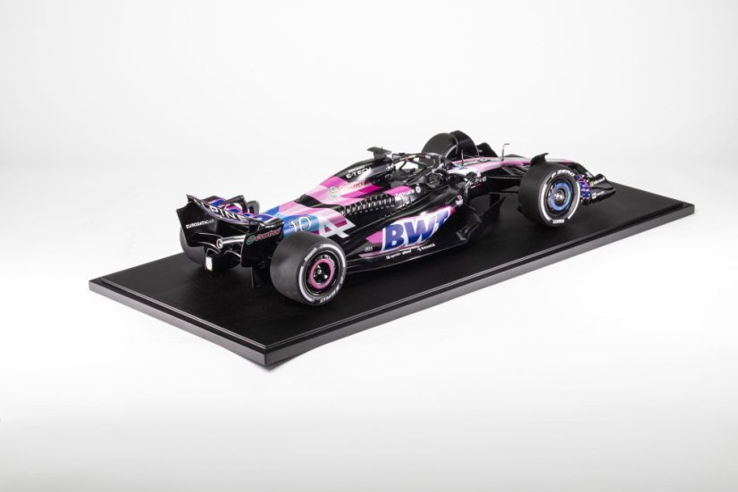 Alpine A524 - růžový představovací vůz (2024), 1:8 HC Models