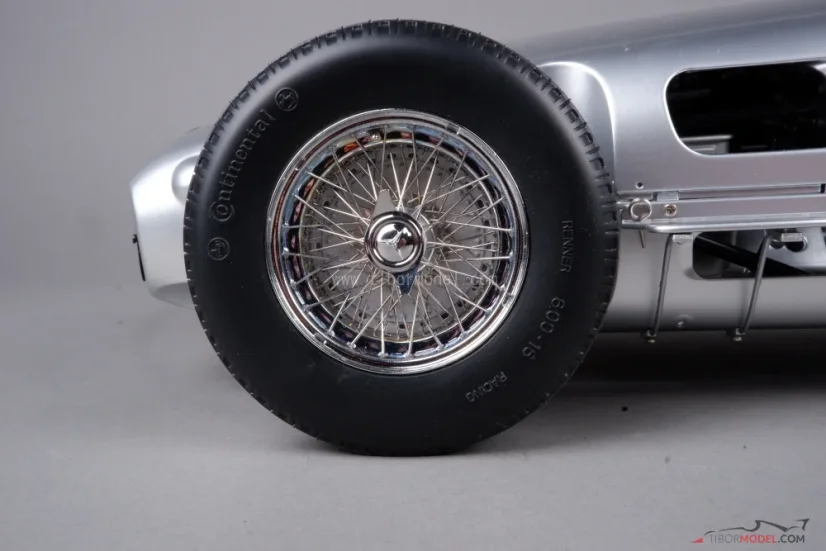 Mercedes W196R - J. M. Fangio (1955) Mistr světa, 1:8 Ixo