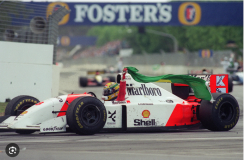 McLaren Ford MP4/8 - Ayrton Senna (1993), Győztes Ausztrália, versenykoszolt változat, zászlóval, 1:43 Minichamps