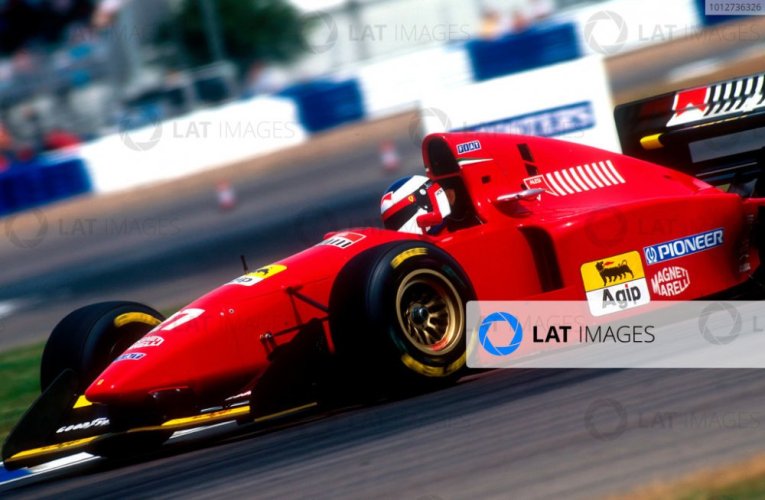 Ferrari 412 T1B - Jean Alesi (1994), Brit Nagydíj, pilótafigurával 1:18 GP Replicas