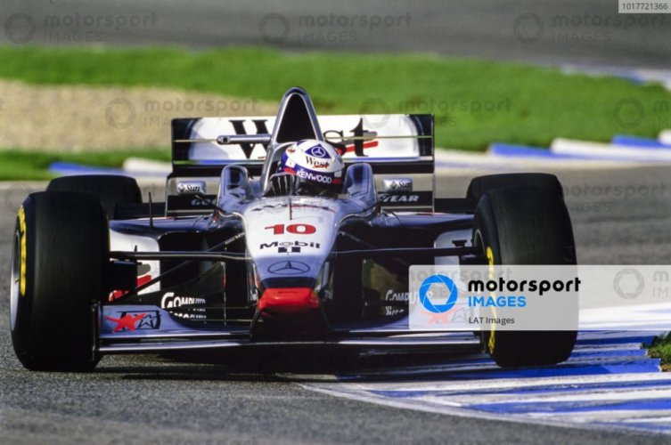 McLaren Mercedes MP4/12  - David Coulthard (1997), 2. miesto VC Európy, s figúrkou pilota, 1:18 GP Replicas