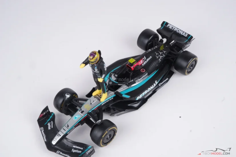Mercedes W15 - Lewis Hamilton (2024), s figúrkou, 1:24 Bburago