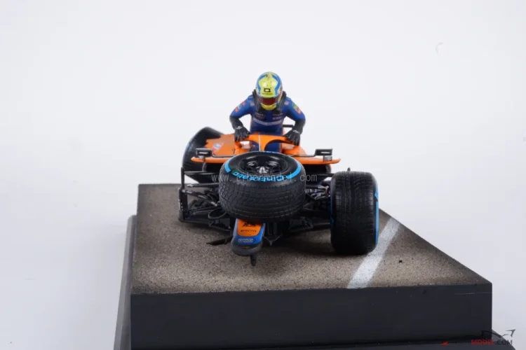 Diorama McLaren MCL35M  - Lando Norris nehoda 2021 Belgicko, 1:18