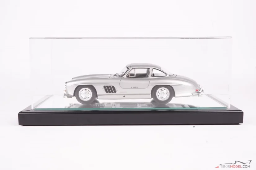 Vitrin tükör talapzattal (Turin), 1:18 Atlantic