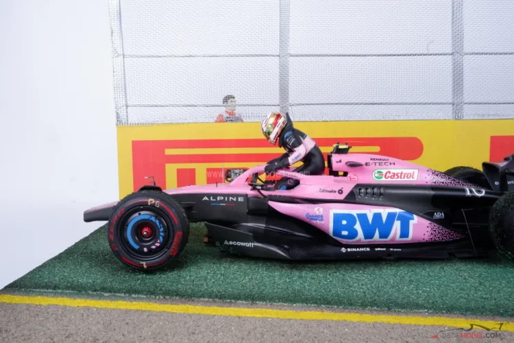 Diorama Alpine A523 - Gasly & Ocon crash 2023 Australia, 1:18