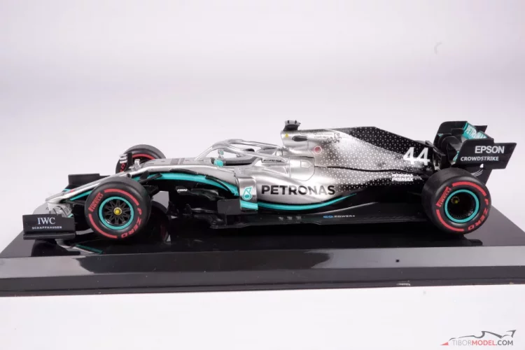 Mercedes W10 - Lewis Hamilton (2019), World Champion, 1:24 Premium Collectibles
