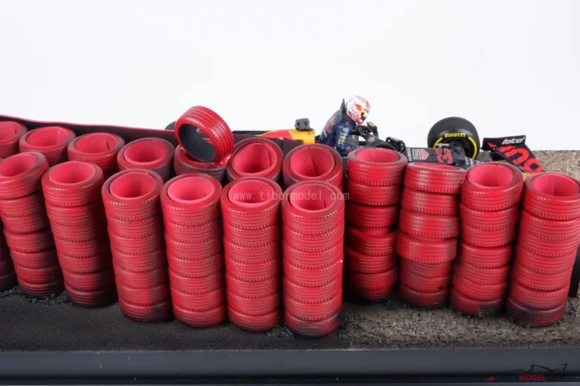 Diorama Red Bull RB16b - Max Verstappen nehoda 2021 Silverstone, 1:18