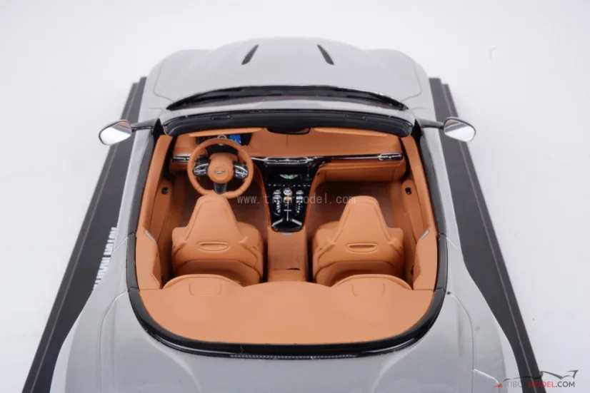 Aston Martin DB12 Volante (2023) stříbrný, 1:18 GT Spirit