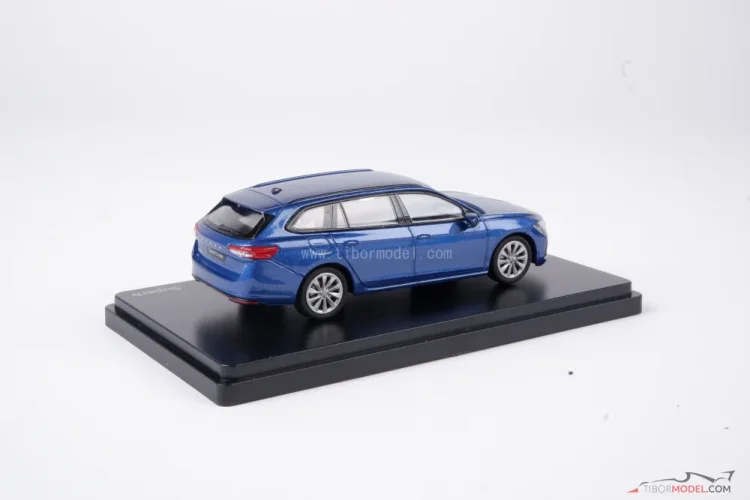 Skoda Superb IV Combi (2023) blue, 1:43 Abrex
