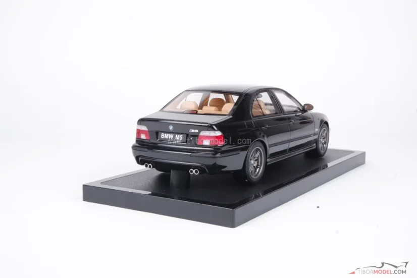 BMW E39 M5  (2000) čierne, 1:18 Ottomobile