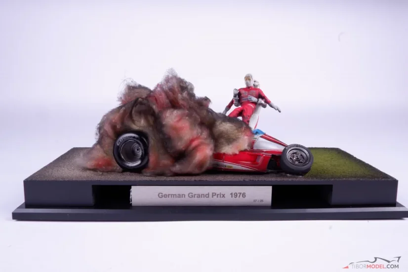 Diorama Ferrari 312 T2 - Niki Lauda crash 1976 Nürburgring, 1:18