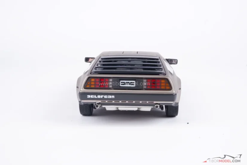 DeLorean DMC12 Coupe (1981) stainless steel, 1:18 Sun Star