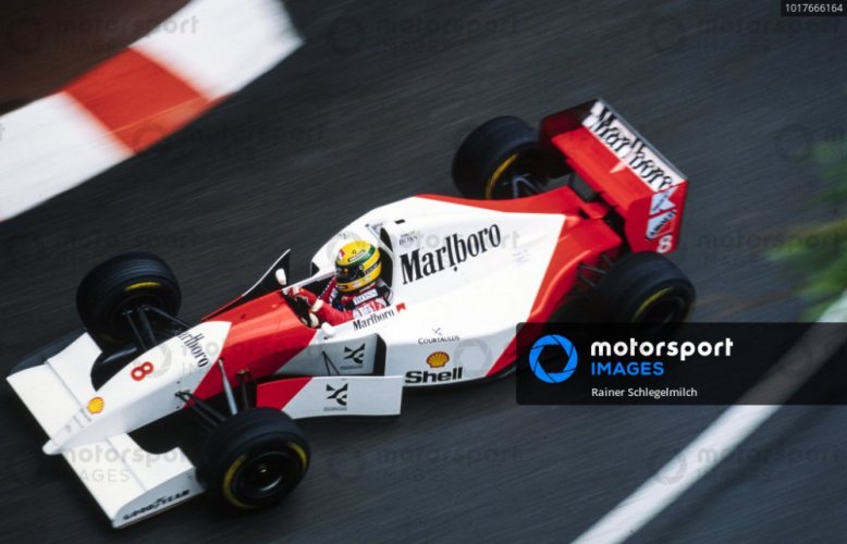 McLaren MP4/8 - Ayrton Senna (1993), Vítěz VC Monaka, s figurkou a trofejí, šipnavá verze, 1:43 Minichamps