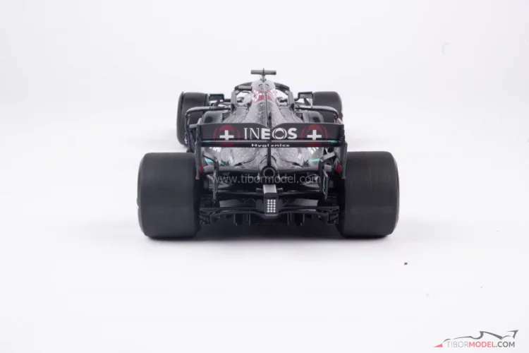 Mercedes W11 - Lewis Hamilton (2020), Brit Nagydíj, defektes gumival, 1:18 Minichamps