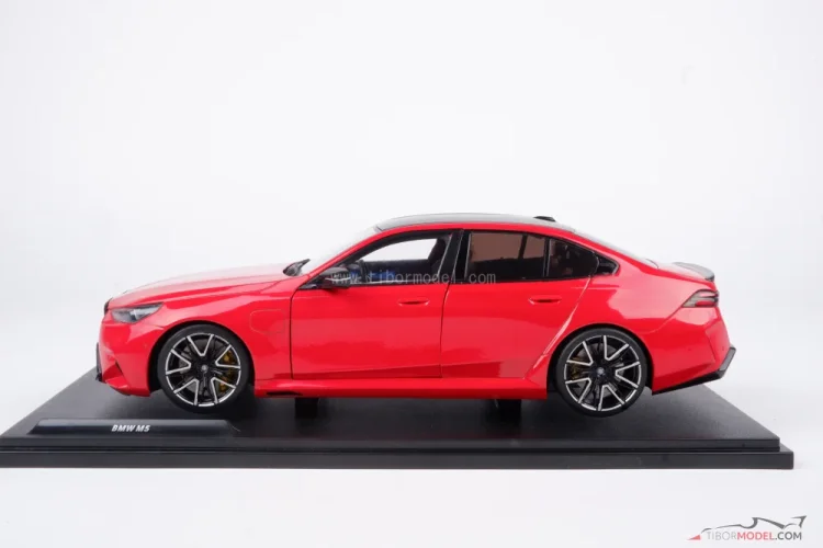 BMW M5 (2025) piros, 1:18 Solido