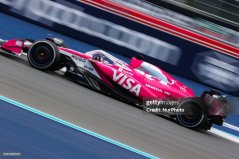 Visa RB VCARB 02 - Isack Hadjar (2025), Miami Nagydíj, 1:43 Minichamps