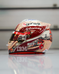 Zhou Guanyu 2025 mini přilba, Ferrari, 1:5 Looksmart