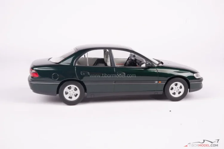 Opel Omega B (1996) tmavozelený, 1:18 Triple9 Opel Omega B (1996) tmavozelený, 1:18 Triple9