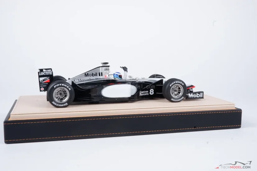 McLaren MP4/13 - Mika Häkkinen (1998), Víťaz Monako, s figúrkou pilota, 1:18 GP Replicas