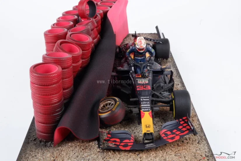 Diorama Red Bull RB16b - Max Verstappen nehoda 2021 Silverstone, 1:18