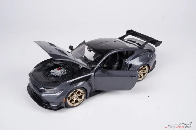 Ford Mustang GTD (2025) šedý, 1:18 Maisto