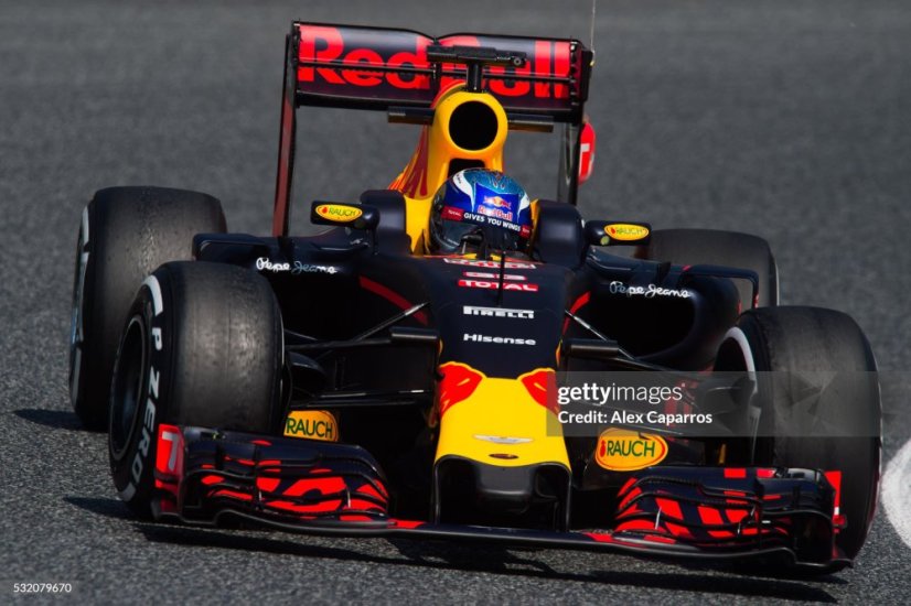 Red Bull RB12 - Max Verstappen (2016), Víťaz VC Španielska, 1:12 Minichamps