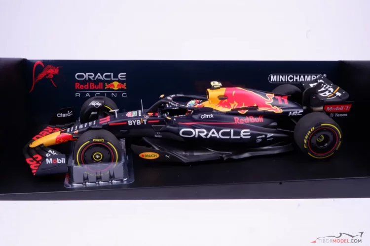 Red Bull RB18 - Sergio Perez (2022), Víťaz Singapur, 1:18 Minichamps
