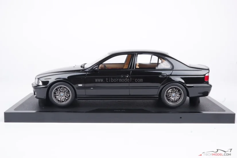 BMW E39 M5  (2000) čierne, 1:18 Ottomobile