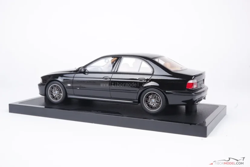 BMW E39 M5  (2000) čierne, 1:18 Ottomobile
