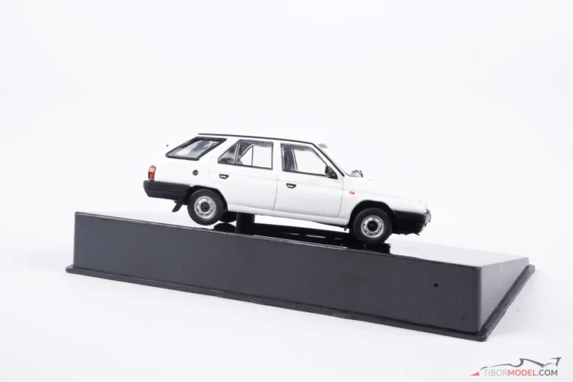 Skoda Forman fehér (1990), 1:43 Ixo