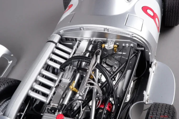 Mercedes W196R - J. M. Fangio (1955) Majster sveta, 1:8 Ixo