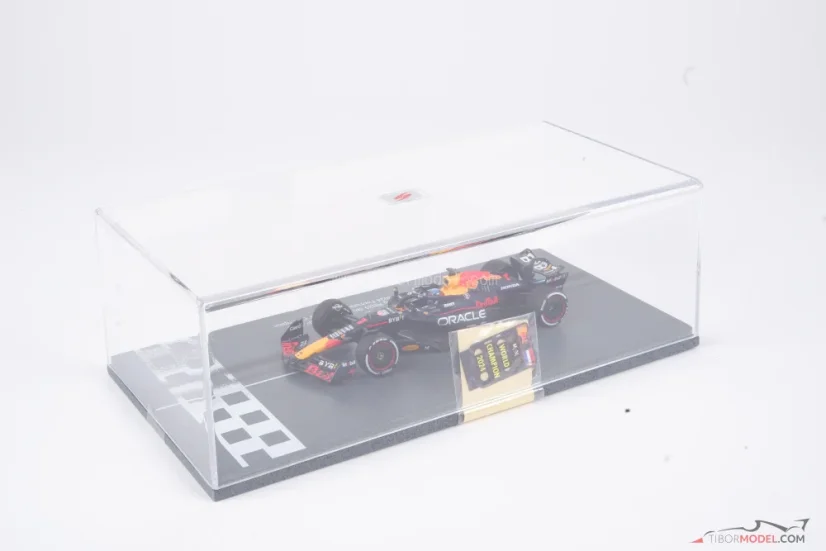 Red Bull RB20 - Max Verstappen (2024), Világbajnok + pit board és különleges talapzat, 1:43 Spark
