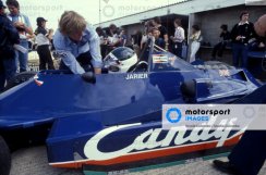 Tyrrell 009 - Jean-Pierre Jarier (1979), 3. helyezett Brit Nagydíj, figurával, 1:18 GP Replicas
