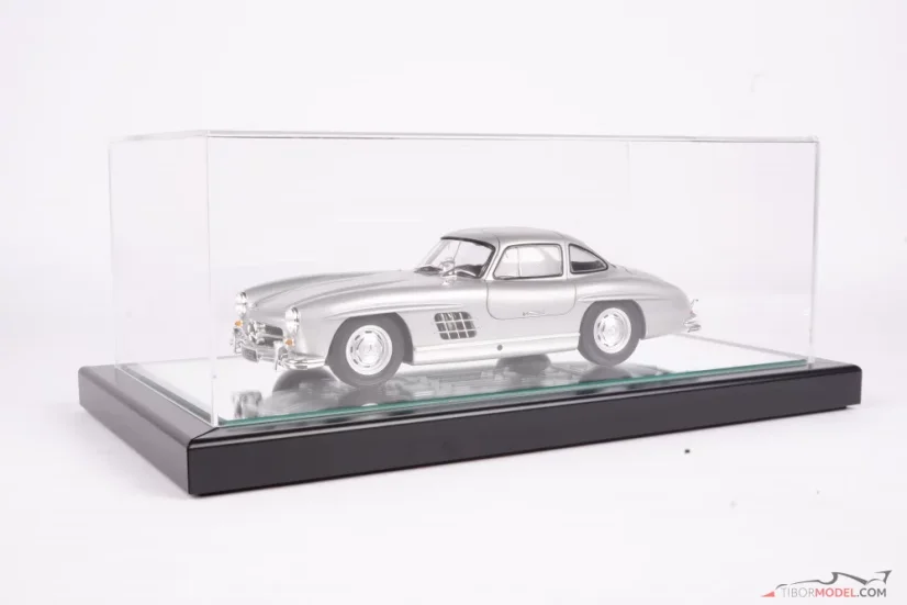 Vitrin tükör talapzattal (Turin), 1:18 Atlantic