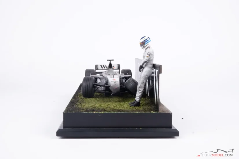 Diorama McLaren MP4/14 - M. Häkkinen nehoda 1999 Imola, 1:18