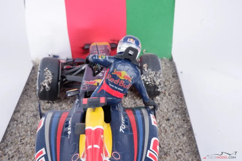 Diorama Red Bull RB7 - Sebastian Vettel nehoda 2011 Suzuka, 1:18
