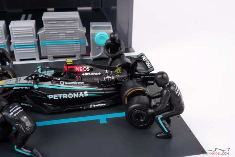 Pit Stop készlet Mercedes W15 Lewis Hamilton (2024), 1:43 BBurago