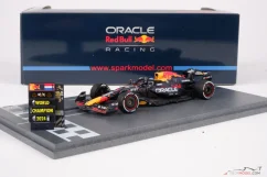 Red Bull RB20 - Max Verstappen (2024), Majster Sveta + pit board a špeciálny podstavec, 1:43 Spark
